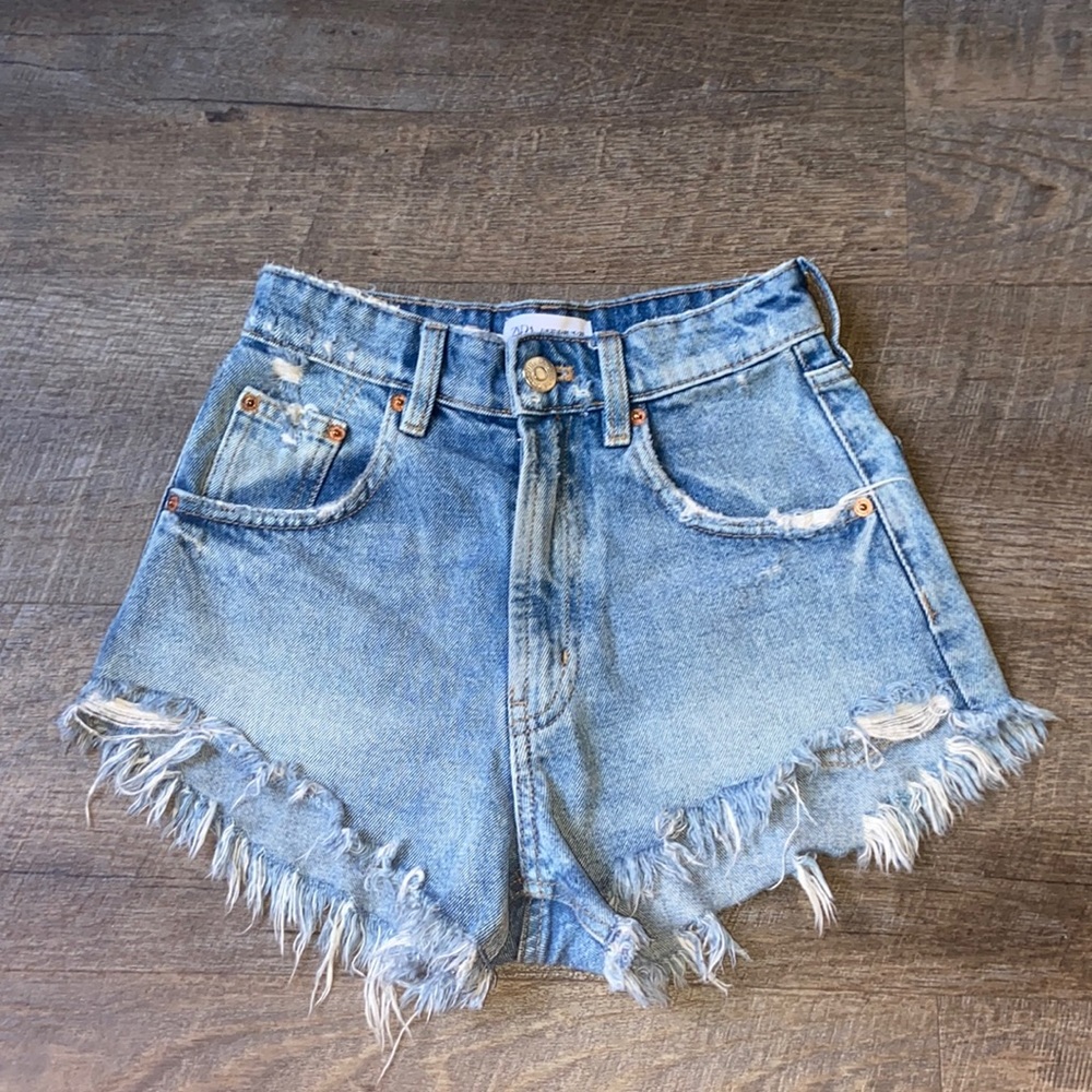 3/$30 | Zara Light Wash Denim Shorts